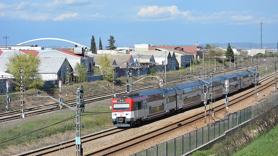 ferrocarrils, tren, trens, vagó, transport, locomotora, viatjar, vias, tren - vehicle, vies del ferrocarril, dia, transport per ferrocarril, estructura construïda, pista, transport públic, manera de transport, arquitectura, cel, tren de passatgers, vehicle terrestre, exterior de l'edifici, moviment, naturalesa, vista d’angle alt, cotxe de ferrocarril, a l'aire lliure, cap gent, tren de rodalies, tren de metro, pati de maniobra, estació, 5K