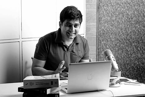 photo en niveaux de gris, homme, en utilisant, macbook d'argent, ordinateur, code, codage, la programmation, ordinateur, code, La technologie, le web, pirate, programmeur, html, développement, portable, l'Internet, information, Logiciel, www, technologie, personnes, Hommes, travail, noir et blanc, une personne, affaires, mâles, adulte, Bureau, à l'intérieur, homme d'affaire, ethnie caucasienne, jeune adulte, utilisant un ordinateur portable, Technologie sans fil, la communication, Vrais gens, lien, vue de face, souriant, table, garçons, bonheur, émotion, Vêtements décontractés, portrait, les adolescents, adolescent, adolescence, 4K, CC0, domaine public, libre de droits