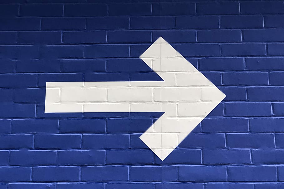 blanc, fletxa, pintat, paret de maó, blau, paret, assenyalant, direcció correcta, direcció, dret, esquerra, signe, carrer, urbà, ciutat, fons de pantalla, maó, comunicació, funció de construcció de parets, patró, arquitectura, cap gent, fons, marc complet, estructura construïda, Color blanc, símbol de fletxa, primer pla, orientació, paper, còpia espai, dia, 4K