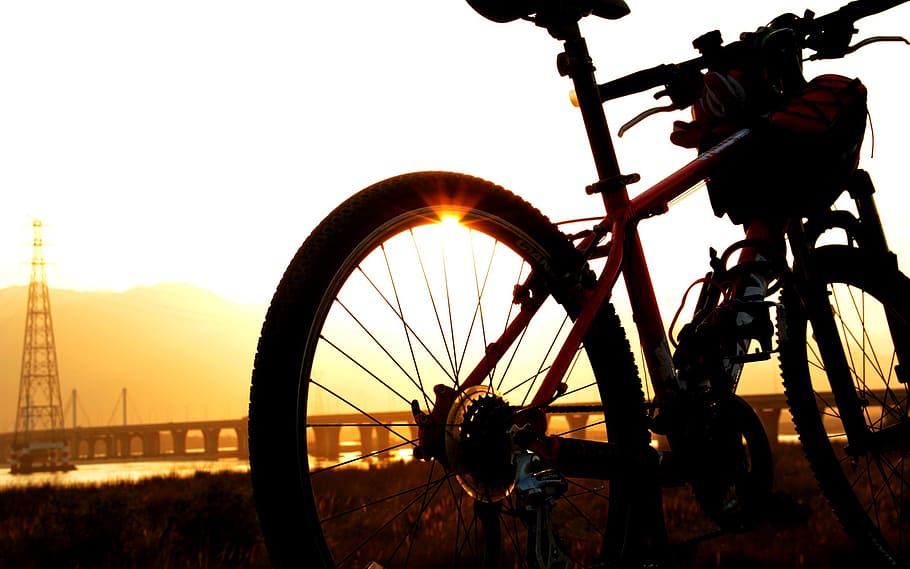 vermell, bicicleta de muntanya dura, aparcat, camp de gespa, daurat, hores, posta de sol, sol, jiang, riu, bicicleta, transport, cel, manera de transport, roda, vehicle terrestre, naturalesa, cap gent, silueta, cel clar, a l'aire lliure, llum solar, estacionari, viatjar, pneumàtic, primer pla, va parlar, camp, 1080P