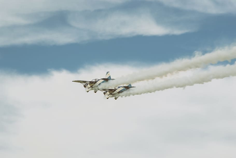 dos, blanc, avions, cel, avió, cels, biplans, aire, ennuvolat, cel blau, durant el dia, núvol, ala, espectacle aeri, volant, vehicle aeri, militar, avió de combat, forces aeries, truc, forces Armades, avió militar, fum - estructura física, guerra, transport, núvol - cel, en moviment, manera de transport, cap gent, moviment, naturalesa, vista d’angle baix, dia, a l'aire lliure, blau, pista de vapor, a l'aire, indústria aeroespacial, acrobàcies aèries, agressió, 4K