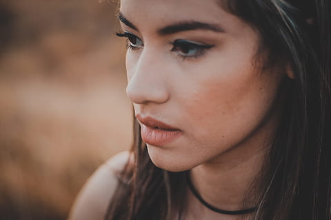 Gesicht der Frau, flach, fokus fotografie, schwarz, behaarte Frau, Halsband, flacher Fokus, Fotografie, schwarzhaarig, Frau, eine Person, Menschen, draußen, Frauen, junger Erwachsener, Erwachsene, Schönheit, junge Frau, nur eine frau, Porträt, Lebensstile, wunderschönen, nur Frauen, kaukasischer Abstammung, Nur eine junge Frau, braune Haare, suchen, Nahansicht, Natur, nur für Erwachsene, ernst, süß, menschliches Gesicht, Fokus auf den Vordergrund, Kopfschuss, schöne Frau, Haar, lange Haare, Betrachtung, Wegschauen, Frisur, herunterschauen, 8K, CC0, gemeinfrei, lizenzfrei