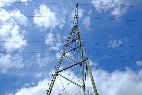 pylon, obecny, Elektryczność, strommast, linia napięcia, energia, wysokie napięcie, linie energetyczne, linia, kwestia, izolatory, słupy energetyczne, wzmacniać, łańcuchowy, elektrik, ryzyko, zasilacz, niski kąt strzału, technologia, górne linie, niebieski, smog elektro, zmienne pola magnetyczne, przewody, maszty, niebo, chmury, Napięcie, dystrybucja energii elektrycznej, chmura - niebo, niski kąt widzenia, wytwarzanie paliwa i energii, Natura, dzień, żadnych ludzi, metal, zbudowana struktura, pylon energii elektrycznej, kabel, połączenie, na dworze, architektura, światło słoneczne, sprzęt elektryczny, 4K, CC0, domena publiczna, darmowe zdjęcia