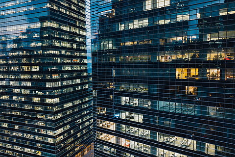 fotografia ad alto angolo, nero, grattacielo, edifici, foto di edifici in vetro, finestra, costruzione, architettura, Torre, esterno dell'edificio, città, struttura costruita, edificio per uffici esterno, moderno, ufficio, fotogramma intero, nessuno, alto - alto, sfondi, vetro - materiale, illuminato, quartiere residenziale, all'aperto, vita di città, paesaggio urbano, distretto finanziario, appartamento, 4K, CC0, dominio pubblico, privo di copyright