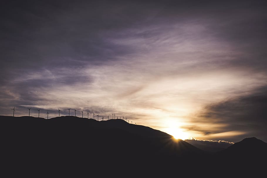 silueta, muntanya, posta de sol, naturalesa, paisatge, molí de vent, turbina, ombra, núvols, cel, núvol - cel, escenics - natura, bellesa a la natura, tranquil·litat, escena tranquil·la, Serra, medi ambient, sol, llum solar, cap gent, idíl·lic, cel dramàtic, escena no urbana, majestuós, a l'aire lliure, flare de la lent, fosc, cim de muntanya, brillant, 5K