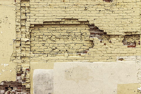bakgrunn, tekstur, vegg, murstein, murstein tekstur, murvegg, grunge, malt, grungy, sprayet, spray maling, gammel, skitten, strukturert, skadet, forvitret, arkitektur, bygget struktur, veggbyggingsfunksjon, bygge eksteriør, ingen folk, dag, full ramme, mønster, utendørs, avslå, forverring, ujevn, steinvegg, betong, sement, 4K, CC0, offentlig domene, opphavsrett gratis