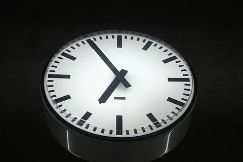 tempo, orologio, sera, nero, bianca, notte, giorno, Sette, sei, numero, comporre, secondo, minuto, simbolo, ticchettio, treno, quadrante, singolo oggetto, girato in studio, in casa, cerchio, forma geometrica, forma, nessuno, Scadenza, strumento del tempo, colore nero, avvicinamento, lancetta dell'orologio, mano minuta, sfondo nero, precisione, orologio da parete, color argento, stazione, controllando l'ora, 4K, CC0, dominio pubblico, privo di copyright