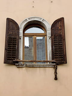 finestra, vecchio, vecchia finestra, facciata, storicamente, intemperie, legna, bicchiere, rottura, costruzione, finestre di legno, città vecchia, serramenti, otturatore, Aperto, architettura, struttura costruita, esterno dell'edificio, arco, giorno, nessuno, Inquadratura dal basso, all'aperto, riflessione, storia, caratteristica della parete, il passato, danneggiato, abbandonato, parete, legno - materiale, quartiere residenziale, telaio della finestra, 4K, CC0, dominio pubblico, privo di copyright