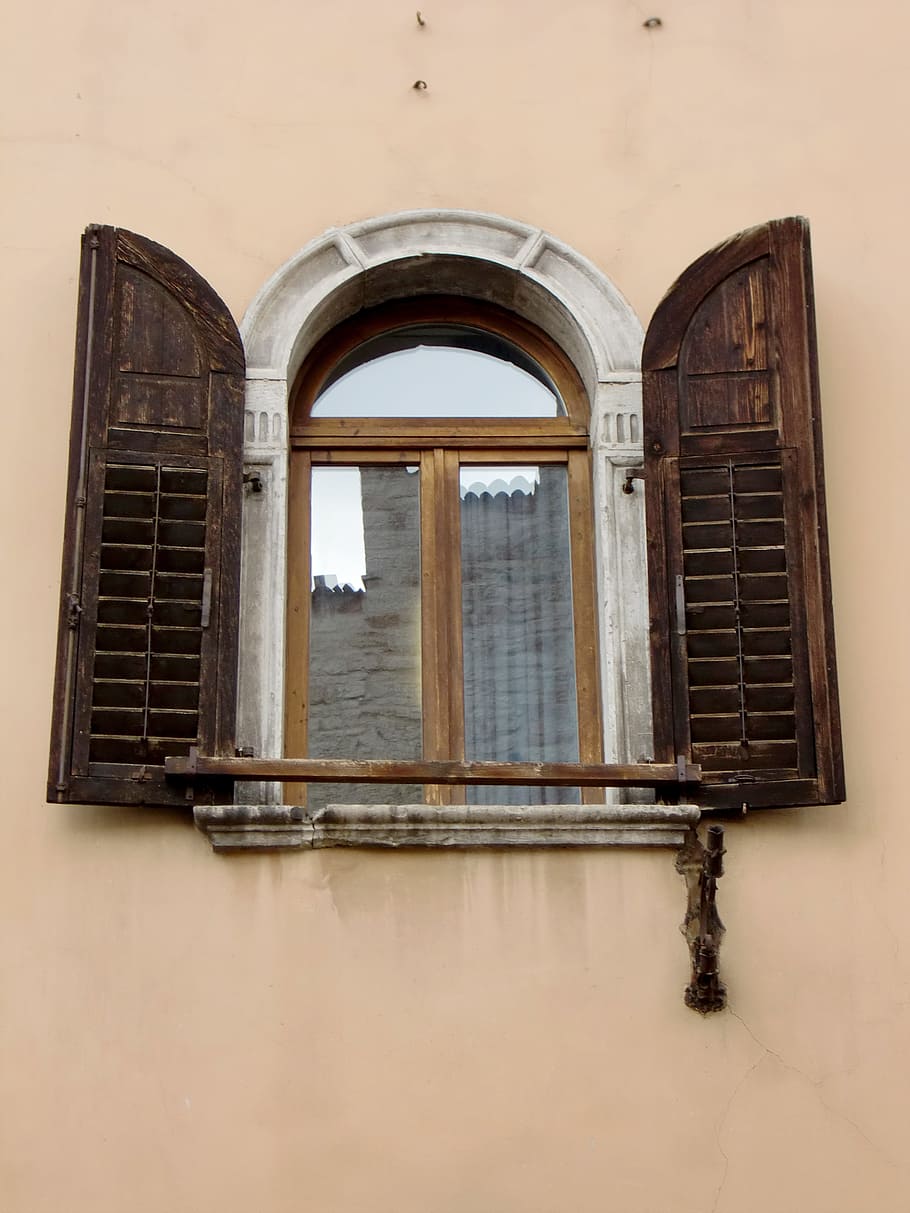 finestra, vecchio, vecchia finestra, facciata, storicamente, intemperie, legna, bicchiere, rottura, costruzione, finestre di legno, città vecchia, serramenti, otturatore, Aperto, architettura, struttura costruita, esterno dell'edificio, arco, giorno, nessuno, Inquadratura dal basso, all'aperto, riflessione, storia, caratteristica della parete, il passato, danneggiato, abbandonato, parete, legno - materiale, quartiere residenziale, telaio della finestra, 4K