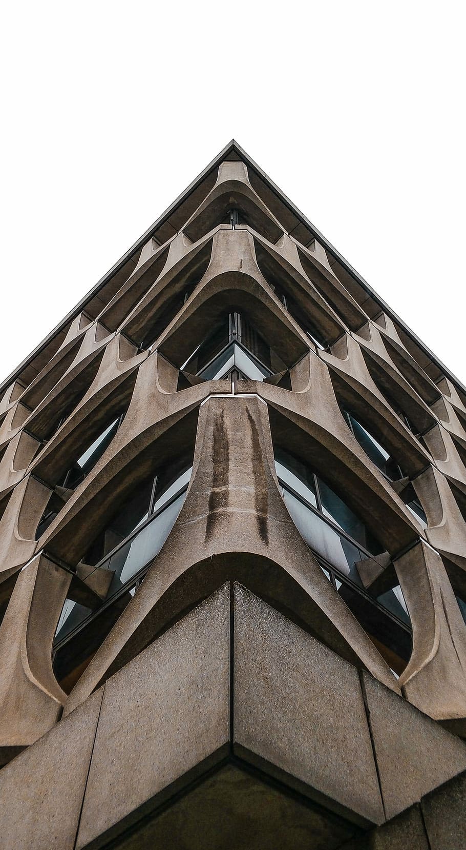 červ, pohled, budova, fotografování s nízkým úhlem, hnědý, beton, architektura, roh, okno, sklenka, nízký úhel pohledu, stavba, exteriér budovy, nebe, nikdo, den, město, čisté nebe, věž, venku, Příroda, vysoká - vysoká, moderní, tvar, architektonický prvek, místo uctívání, náboženství, přímo pod, 4K