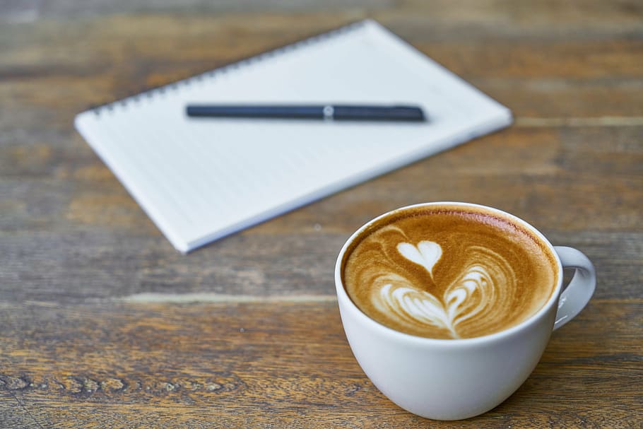 alb, ceramică, halbă, cafea, cafeină, cafenea, băutură, fotografie, ceașcă, cană de cafea, Buna dimineata, dimineaţă, trezi, fotografii alimentare, espresso, cappuccino, lemn, maro, masa, alimente, macro, nutriție, fundal, caiet, stilou, fibre de lemn, a scrie, stil de viata sanatos, citit, carte, sticlă, detaliu, sănătate, nimeni, curs, cafea - băutură, latte, băutură spirtoasă, spuma arta, nici o persoana, a închide, zi, mancare si bautura, gustare, bautura fierbinte, lemn - material, natură moartă, creativitate, în interior, faianță, 5K