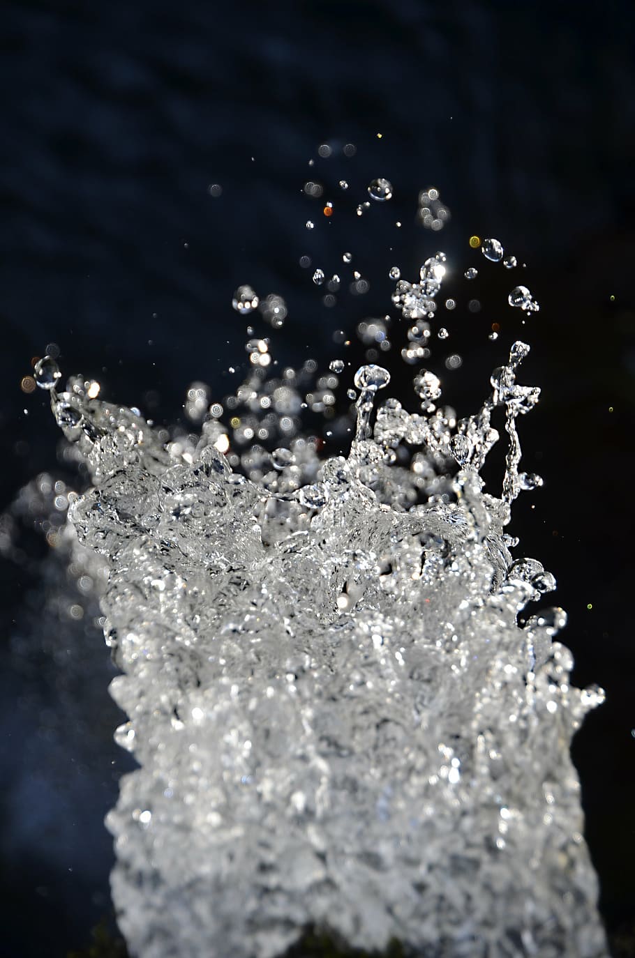 poc profund, focalitzar la fotografia, splat aigua, clar, tirar, líquid, moviment, splash, lapse de temps, aigua, gotes d’aigua, humit, cap gent, primer pla, fons negre, naturalesa, dia, esquitxades, enfocament selectiu, centrar-se en primer pla, a l'aire lliure, bellesa a la natura, puresa, tir de l'estudi, fragilitat, frescor, vulnerabilitat, fotografia d'alta velocitat, 4K