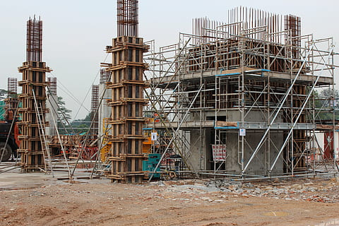 construção, local, arquitetura, estrutura construída, indústria, exterior do edifício, dia, incompleto, ninguém, local de construção, céu, indústria de construção, natureza, escada, desenvolvimento, fábrica, ao ar livre, andaimes, acidentes e desastres, visão de baixo ângulo, indústria petrolífera, arruinado, melhoria home, 5K, CC0, domínio público, royalty free