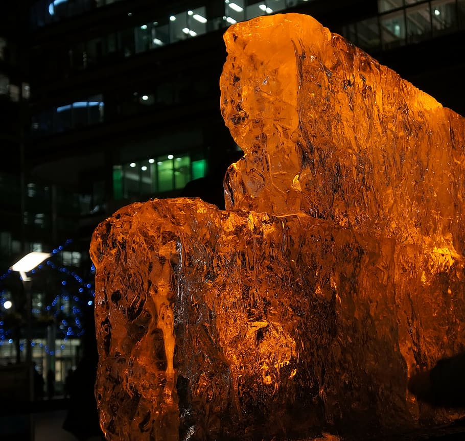 taronja, nit, gel, escultura, bonic, hivern, fred, llum, accidentat, il·luminat, centrar-se en primer pla, primer pla, cap gent, arquitectura, estàtua, representació, art i artesania, representació humana, creativitat, estructura construïda, sòlid, color taronja, a l'aire lliure, exterior de l'edifici, artesania, edifici, talla - producte artesanal, 2K