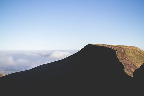 Landschaft Berg, Bergfotografie, Stift und Fan, Hügel, Schatten, Hang, Himmel, Wolke, Natur, Berg, szenen, Landschaft, draußen, Vulkan, extremes Gelände, Gipfel, Rock - Objekt, Blau, Schönheit in der Natur, keine Leute, Geologie, Tag, klarer Himmel, Szenen - Natur, Land, ruhige Szene, Umgebung, Rock, Ruhe, kopieren sie platz, Reiseziele, Nicht-städtische Szene, Reise, solide, 4K, CC0, gemeinfrei, lizenzfrei