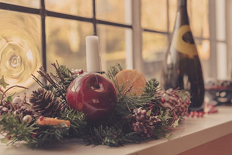 Blume, Apfel, Obst, Fenster, Anzeige, Tannenzapfen, Dekor, Weihnachten, Feier, Dekoration, drinnen, Weihnachtsdekoration, Lebensmittel, Essen und Trinken, Ferienveranstaltung, Urlaub, Weihnachtsverzierung, keine Leute, Tabelle, Stillleben, Religion, Pflanze, selektiver Fokus, Nahansicht, 5K, CC0, gemeinfrei, lizenzfrei