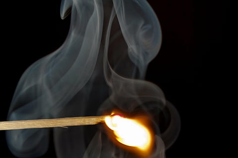 incontro, fuoco, vicino, bruciare, fiammiferi, accendere, fiamma, macro, zolfo, ustioni, accendino, testa della partita, luce, accensione, giallo, bastoni, Fumo, foto macro, datailaufnahme, fuoco - fenomeno naturale, fiammifero, ardente, fumo - struttura fisica, calore - temperatura, colore nero, sfondo nero, girato in studio, in casa, avvicinamento, movimento, natura, nessuno, copia spazio, legno - materiale, cibo, cibo e bevande, raggiante, partita - attrezzatura di illuminazione, 5K, CC0, dominio pubblico, privo di copyright