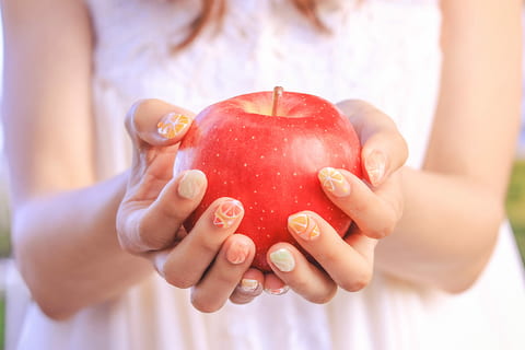 Frau, halten, rot, Apfelfrucht, roter Apfel, Obst, Apfel - Frucht, menschliche Hand, Menschen, Frauen, gesunder Lebensstil, gesundes Essen, Lebensmittel, Nahansicht, Frische, draußen, Lebensstile, Natur, kaukasischer Abstammung, eine Person, Erwachsene, menschliches Körperteil, Essen und Trinken, Wohlbefinden, Hand, Mittelteil, Vorderansicht, Fokus auf den Vordergrund, Hände hohlen, Nagel, reif, 1080P, CC0, gemeinfrei, lizenzfrei
