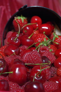vermell, gerds, naturalesa, cireres, sabor, jardí, col · lecció, estiu, maduixes, cuina, nou, fruita, amb bona salut, menjar i beguda, menjar, alimentació saludable, benestar, frescor, natura morta, fruites de baies, a l'interior, gran grup d'objectes, primer pla, abundància, cap gent, enfocament selectiu, sucós, madur, maduixa, bol, vegetals, temptació, 4K, CC0, domini públic, lliure de regalies