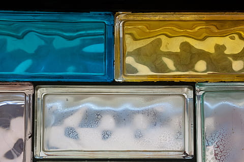 glasblokke, rektangulære komponenter, blå, gul, lyserød, dårlig, gammel, halvfjerdserne, afspejling, forekomst af lys, dug, forkalket, arkitektur, bygning, ved at se, glas - materiale, ingen mennesker, gennemsigtig, Frosset, tæt på, natur, vindue, beholder, dag, udendørs, glas, mad og drikke, vand, kold temperatur, bil, mad, sølvfarvet, 4K, CC0, offentligt domæne, royaltyfrie