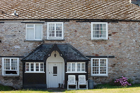 hjem, Cornwall, england, input, dækket, havestole, gummistøvler, arkitektur, gammelt hus, ildsted, hvid, træ, sort, natursten, vindue, bygning udvendig, hus, bygget struktur, boligbyggeri, udendørs, dag, fritliggende hus, ingen mennesker, bygning, boligområde, væg, mursten, dør, natur, gammel, indgang, tag, facade, plante, sollys, 5K, CC0, offentligt domæne, royaltyfrie