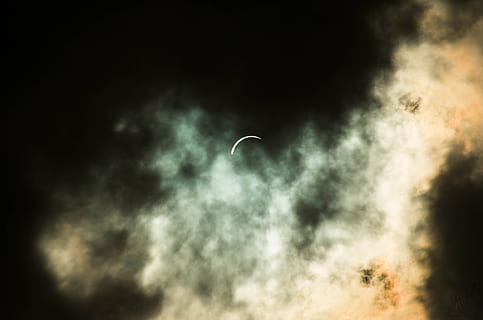 bajo, foto en angulo, fumar, Noche, Eclipse solar, Dom, nubes, astronomía, eclipse, cielo, nube - cielo, volador, vista de ángulo bajo, naturaleza, belleza en la naturaleza, cielo dramático, tormenta, nublado, Luna, nadie, paisajes - naturaleza, al aire libre, aire, oscuro, tranquilidad, libertad, humor atmosferico, ominoso, 4K, CC0, dominio público, libre de derechos