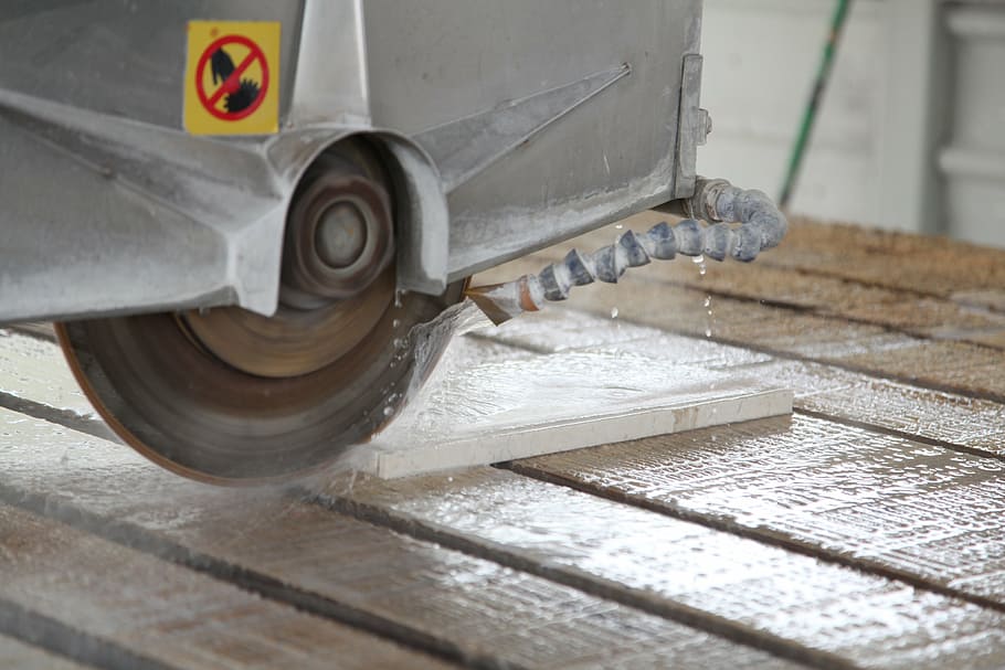 marbre, granit, tall, rectificat angular, màquina, rectificador de disc, eines elèctriques, aigua, senyal de perill, disc abrasiu, tallar, industria de la construcció, equipament, reparació, indústria, eina de treball, roda, moviment, transport, cap gent, moviment borrós, metall, a l'aire lliure, dia, manera de transport, primer pla, velocitat, material de fusta, carretera, fusta, arquitectura, hivern, negocis, maquinària, construcció de carreteres, 5K