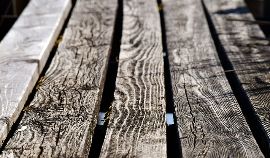 Netz, Brett, schließen, verwittert, Korn, Struktur, Textur, Weg, Hintergrund, Holz, Muster, Holz - Material, Nahansicht, keine Leute, texturiert, Tag, Vollbild, draußen, High Angle View, Hintergründe, Metall, Rau, Natur, selektiver Fokus, Nagel, Fokus auf den Vordergrund, Sonnenlicht, Holzmaserung, 5K