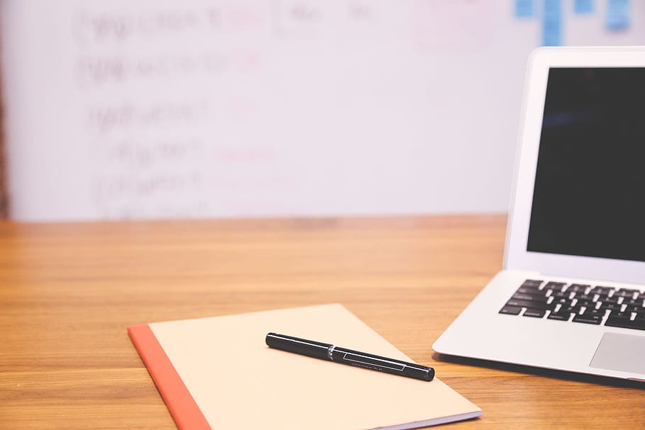 branco, Preto, notebook, computador, mesa, computador portátil, caderno, tecnologia, tecnologia sem fio, comunicação, conexão, escritório, portabilidade, mobília, dentro de casa, caneta, equipamentos de informática, focar em primeiro plano, ninguém, copie o espaço, o negócio, fechar-se, negócio corporativo, bloco de anotações, teclado, comunicações globais, em branco, 2K