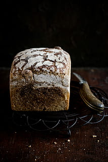 primer pla, foto, al forn, pa, pastisseria, al costat, ganivet, cocció, prestatge, menjar i beguda, menjar, frescor, a l'interior, natura morta, cap gent, taula, llest per menjar, material de fusta, tir de l'estudi, marró, fons negre, benestar, menjar dolç, alimentació saludable, indulgència, llesca de pa, temptació, 5K, CC0, domini públic, lliure de regalies