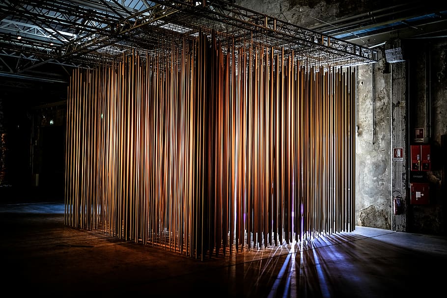 foto, torre de bigues, cortina marró, nit, fosc, arquitectura, estructura, llums, a l'interior, cap gent, il·luminat, estructura construïda, cortina, columna arquitectònica, buit, escenari - espai de rendiment, habitació domèstica, naturalesa, equips d’il·luminació, tecnologia, absència, edifici, sòls, etapa, tèxtil, 4K