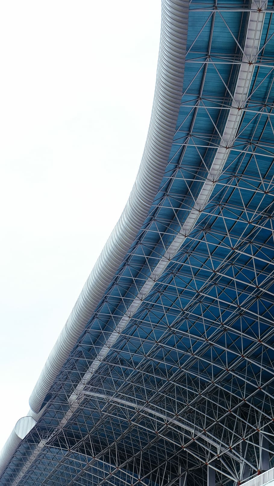 arquitectònic, foto, gris, blau, construcció de metalls, durant el dia, edifici, estructura, arquitectura, sostre, estadi, estructura construïda, cel, exterior de l'edifici, modern, vista d’angle baix, dia, ciutat, cap gent, naturalesa, exterior d’edifici d’oficines, destinacions de viatge, torre, alta - alta, gratacels, viatjar, a l'aire lliure, cel clar, 4K