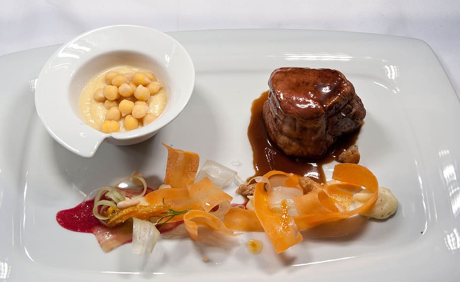 restaurant, sopar, dinar, forma, Itàlia, plat, gastronomia, menjar, aliments, nutrició, dieta, salsa, fil, cigrons, menjar i beguda, carn, alimentació saludable, frescor, llest per menjar, placa, a l'interior, primer pla, natura morta, benestar, bol, cap gent, vegetals, mida de la porció, vista d’angle alt, taula, estri de cuina, indulgència, utensili per menjar, temptació, 4K
