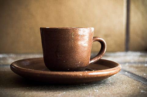 Marrone, ceramica, tazza di tè, piattino, boccale, tazza, fango, piatto, bicchiere, banchetto, caffè, cucina, caffè - bevanda, tazza di caffè, cibo e bevande, in casa, messa a fuoco selettiva, tavolo, avvicinamento, nessuno, natura morta, vasellame, utensile da cucina, bere, legno - materiale, concentrarsi sulle conoscenze acquisite, rinfresco, 5K, CC0, dominio pubblico, privo di copyright