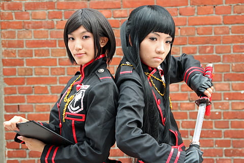 manga, comicon, còmic, pose, feminitat, Fira, paret, mirant la càmera, retrat, dues persones, roba, paret de maó, maó, dones, arquitectura, uniforme, unió, nen, somrient, amistat, educació, de peu, dia, gent, cabell, a l'aire lliure, 5K, CC0, domini públic, lliure de regalies