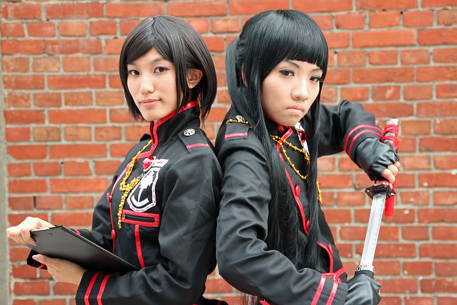 manga, comicon, còmic, pose, feminitat, Fira, paret, mirant la càmera, retrat, dues persones, roba, paret de maó, maó, dones, arquitectura, uniforme, unió, nen, somrient, amistat, educació, de peu, dia, gent, cabell, a l'aire lliure, 5K