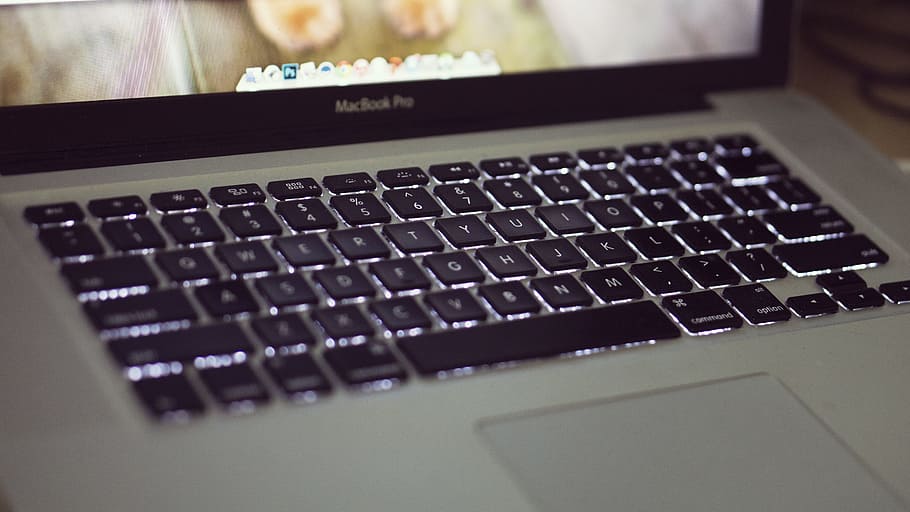 fokus foto, macbook, pro, computer, bærbar, æble, computing, tastatur, skærm, transportabel, mobil, teknologi, forretning, internet, trådløs, meddelelse, Information, web, indendørs, tæt på, trådløs teknologi, selektiv fokusering, computerudstyr, computer tastatur, ingen mennesker, forbindelse, industri, videnskab, udstyr, tekst, computer nøgle, computer del, kunstkultur og underholdning, 2K