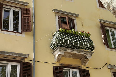 balkon, okno, fasada, stary, Chorwacja, architektura, śródziemnomorski, Dom, dalmacja, na zewnątrz budynku, zbudowana struktura, budynek, żadnych ludzi, dzień, dzielnica mieszkaniowa, niski kąt widzenia, na dworze, funkcja budowy ścian, Natura, żółty, roślina doniczkowa, szkło - materiał, światło słoneczne, roślina, Miasto, 4K, CC0, domena publiczna, darmowe zdjęcia