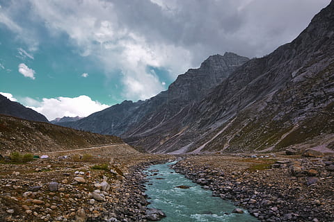 corp, apă, Munte, timpul zilei, stâncos, fotografie fluvială, curent, nor, stâncă, cale, pietre, off roading, spiti vale, drumetii montane, trek, cer, noapte, camping, apus de soare, scenice - natura, nor - cer, de munte, frumusețe în natură, mediu inconjurator, natură, lac, scenă non-urbană, peisaj, nici o persoana, o scenă liniștită, liniște, solid, apă curgătoare, în aer liber, varf de munte, formare, curgere, 5K, CC0, domeniu public, fără drepturi de autor
