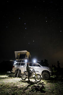 Person, Reiten, Motorrad, suv, Mann, Weiß, dreckiges Fahrrad, Nacht-, Transportmittel, Landfahrzeug, Transport, Himmel, Stern - Raum, Kraftfahrzeug, beleuchtet, Auto, stationär, Natur, Platz, keine Leute, Astronomie, draußen, Feld, Szenen - Natur, verlassen, Reise, 5K, CC0, gemeinfrei, lizenzfrei