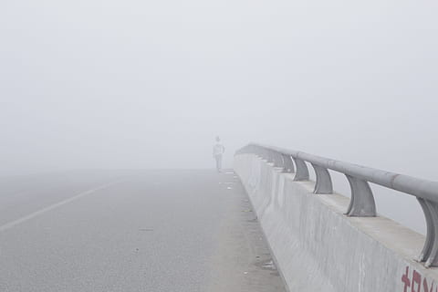 Nebel, Brücke, Schattenmenschen, gehen, Schatten, Menschen, Früh am Morgen, Straße, ein separates, keine Leute, Natur, Winter, draußen, Brücke - künstliche Struktur, Wetter, kalte Temperatur, nebelig, kopieren sie platz, Tag, Richtung, Himmel, die Architektur, der Weg nach vorn, Schönheit in der Natur, Ruhe, Szenen - Natur, gebaute Struktur, ruhige Szene, Transport, 2K, CC0, gemeinfrei, lizenzfrei