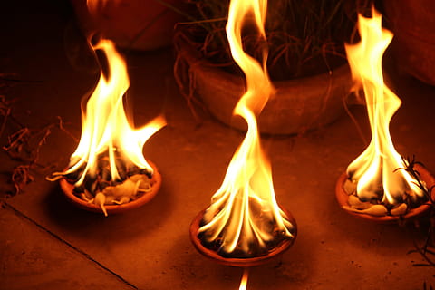 trīs, izgaismots, uguns bedrēs, Diya, gaisma, liesma, aizdegas, uguns, dedzināšana, svinības, diwali, deepavali, reliģiju, brīvdienas, indiānis, tradicionāli, lampa, laimīgs, hindu, festivāls, apdare, kultūra, sveiciens, hinduisms, deepawali, dekoratīvs, reliģisks, lūgšana, eļļa, kultūras, kvēlojošs, Dievs, dievkalpojumu, garīgs, dāma, ticība, lūdzieties, garīgums, mieru, meditācija, sieviete, etnisko, uguns - dabas parādība, siltuma - temperatūra, nav cilvēku, raksturs, tuvplāns, pārtika un dzērieni, koksne - materiāls, ēdiens, telpās, oranža krāsa, apgaismes ierīces, dzeltens, kustību, elektriskā lampa, 5K, CC0, publiskais domēns, bez atlīdzības