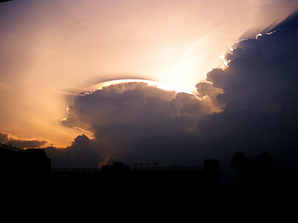 Silhouette Fotografie, Wolken, wolkig, Himmel, Sonnenuntergang, Wolke, Sonnenaufgang, Sonne, Tag, UFO, brennender Himmel, Dunkelheit, Ende des Tages, clound, wechselndes Wetter, Vertikale, dramatisch, braun, Silhouette, wolke - himmel, Schönheit in der Natur, Umgebung, Natur, Umweltprobleme, keine Leute, Warnschild, Szenen - Natur, Verschmutzung, Gebäudehülle, Sturm, Luftverschmutzung, draußen, dunkel, Zeichen, die Architektur, Kraft in der Natur, giftig, 4K, CC0, gemeinfrei, lizenzfrei