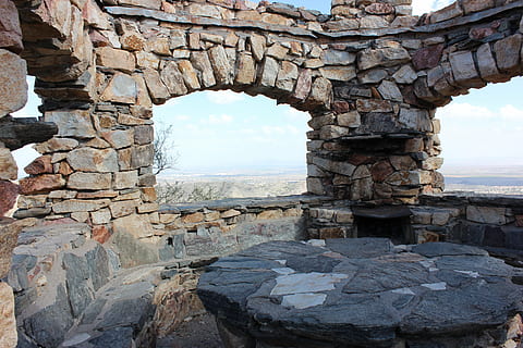 sten-, bygning, struktur, arkitektur, arkitektoniske, observation, klippe, udendørs, solid, rock-objekt, bue, dag, natur, bygget struktur, ingen mennesker, himmel, rock formation, Stenmur, stenmateriale, geologi, jord, naturlig bue, historie, skønhed i naturen, ro, vand, ødelagt, 5K, CC0, offentligt domæne, royaltyfrie