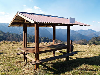 piknikový stůl, stůl, přístřeší, rustikální, sedadlo, lavice, Pohled, hory, divočina, sama, dřevěný, Příroda, stavba, hora, architektura, nebe, dřevo - materiál, pole, den, přistát, krajina, rostlina, tráva, slunečního světla, krása v přírodě, nikdo, klid, klidné scény, životní prostředí, mimoměstské scény, scenics - příroda, venku, 2K, CC0, veřejná doména, bez autorských práv