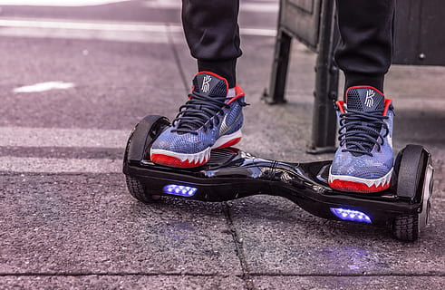 person, iført, par, blå-hvite og røde basketballsko, spiller, smart, balanseringshjul, svart, selv-, balansering, borde, hoverboard, e-styret, hjul, exit, nike, sko, kjøre, fortau, rullebrett, løpebord, stå, balansere, lik, vekt, flat, bukser, jogge, moter, fersk, plater, vei, borte, lapp, hamburg, gutt, pike, blå, rød, sveve, framover, tilbake, før, avdeling, io hawk, lav seksjon, menneskelig ben, én person, menneskelig kroppsdel, mennesker, sport, kroppsdel, livsstil, sunn livsstil, bevegelse, trener, by, dag, ekte folk, fritidsaktivitet, sportssko, utendørs, lem, gate, menneskelig lem, menneskelig fot, 5K, CC0, offentlig domene, opphavsrett gratis