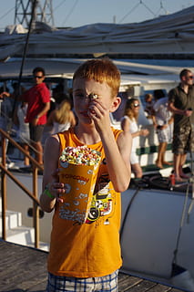 ragazzo, Popcorn, estate, persone, concentrarsi sulle conoscenze acquisite, persone reali, persone accessorie, abbigliamento casual, attività di svago, una persona, stili di vita, bambino, tre quarti, uomini, infanzia, in piedi, maschi, vista frontale, cibo e bevande, ragazzi, giorno, all'aperto, 4K, CC0, dominio pubblico, privo di copyright