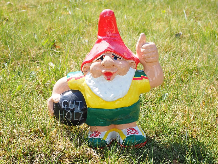 dværg figur, græs, dværg, tommel op, prima, haven gnome, figur, tarm, top, haven dekoration, gartendeko, deco, dekoration, porcelæn figur, sjov, stof, gnome, haven figurer, rød, maleriske, hanner, barndom, barn, en person, plante, smilende, lykke, sjovt, portræt, fritidsaktivitet, natur, nydelse, kigger på kameraet, uskyld, Kvinder, hunner, dag, afkom, forfra, udendørs, menneskelige arm, kropsdel, menneskelig lem, 4K