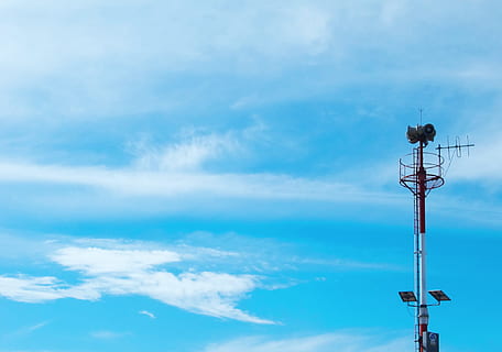 nero, rosso, grigio, satellitare, blu, cielo, antenna, tecnologia, comunicazione, senza fili, segnale, Radio, televisione, attrezzatura, telecomunicazione, digitale, media, connessione, trasmettere, trasmissione, trasmettitore, elettronico, ricezione, frequenza, aereo, nuvola - cielo, Inquadratura dal basso, natura, nessuno, giorno, all'aperto, alto - alto, struttura costruita, antenna - aerea, architettura, attrezzatura per l'illuminazione, bellezza nella natura, Torre, apparecchiature di telecomunicazione, tecnologia wireless, Alimentazione elettrica, comunicazioni globali, 1080P