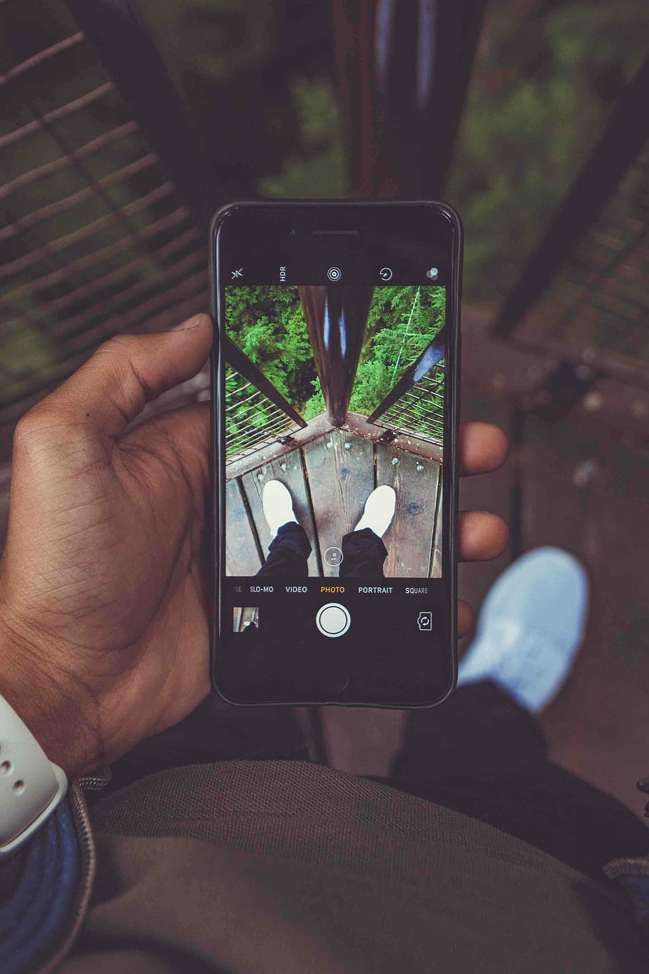 person, bedrift, iphone 6, sort, sag, iphone, ved brug af, kamera, hånd, billede, Foto, telefon, knap, teknologi, sko, tshirt, Canada, nike, mobil, celle, menneskelig hånd, trådløs teknologi, smart telefon, fotografering temaer, mobiltelefon, meddelelse, rigtige mennesker, en person, ved hjælp af telefon, fotografere, bærbar informationsenhed, menneskelig kropsdel, forbindelse, aktivitet, skærm, livsstil, udendørs, finger, 4K